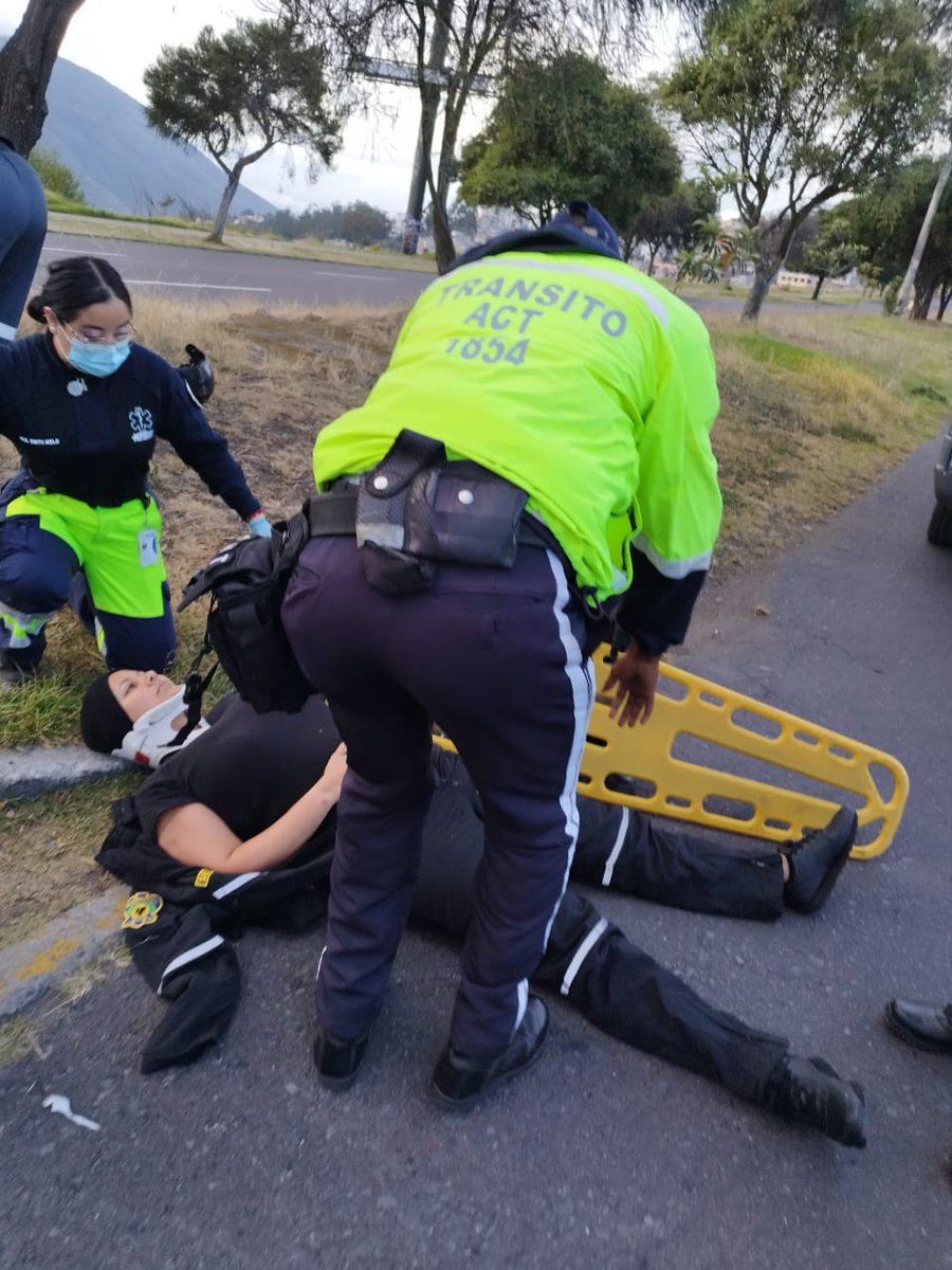 dbhalcon1's tweet photo. @silvanavallejo @AMT_Quito por favor ayúdeme tuve un accidente el miércoles y necesito el parte policial para presentar en la clínica a donde me trasladó la cruz roja, para que se haga cargo el seguro SOAT, pero me dicen que el parte me darán en 5 días y la clínica solo me da 72h https://t.co/I3b09dOoqK