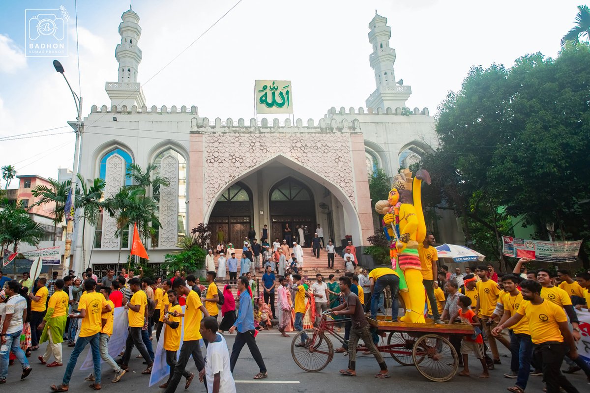 A Hindu deity crosses paths with “Allahu” on front of a mosque – this is the Bangladesh we want to see. Photographed by Badhon Kumar