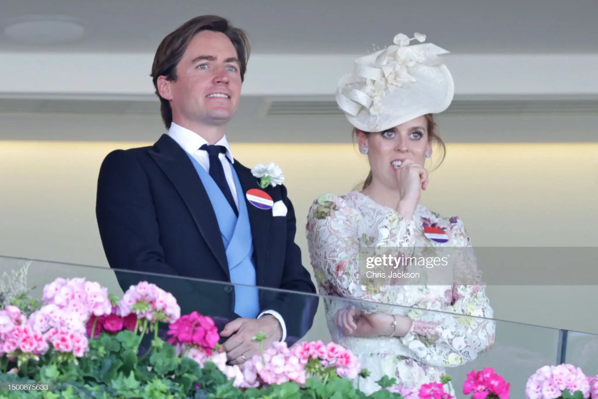 #PrincessBeatrice and Edo are having a grand time at the races today. #RoyalAscot 
So lovely to see them make the carriage list and be in the Royal Box 🐎