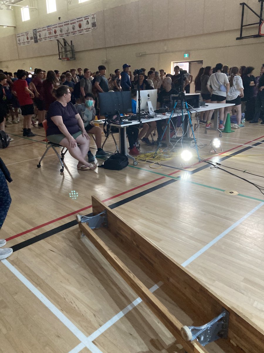 MaplehurstMS's tweet image. Year end Husky Variety show!  #talent