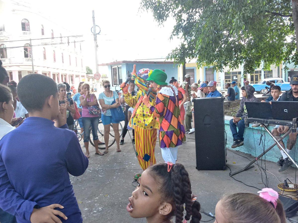 IrisQui98294692's tweet photo. Entre las propuestas en #Colòn para la próxima etapa estival están las actividades para los más pequeños de la casa en plazas, parques,bateyes y comunidades con la participación de payasos y proyectos culturales.
#Verano2023
#VeranoConAmor.
#ColonEnVictoria. https://t.co/vDQfed3546
