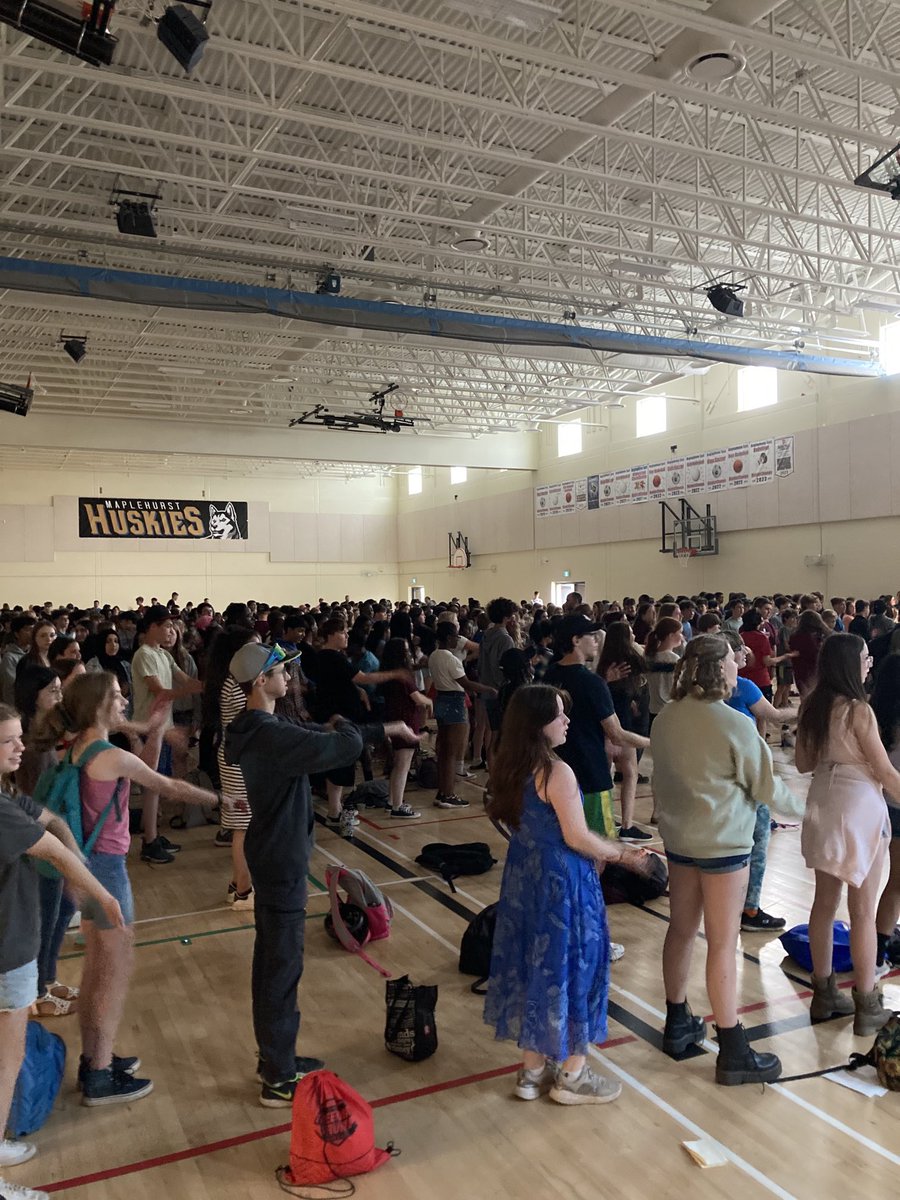 MaplehurstMS's tweet image. Year end Husky Variety show!  #talent