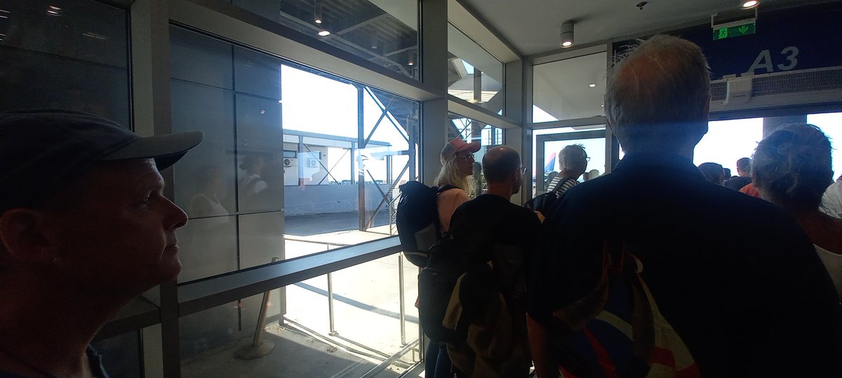 mamopauli's tweet image. Waiting for the bus @ #irakleio airport... Classics never change. 😂