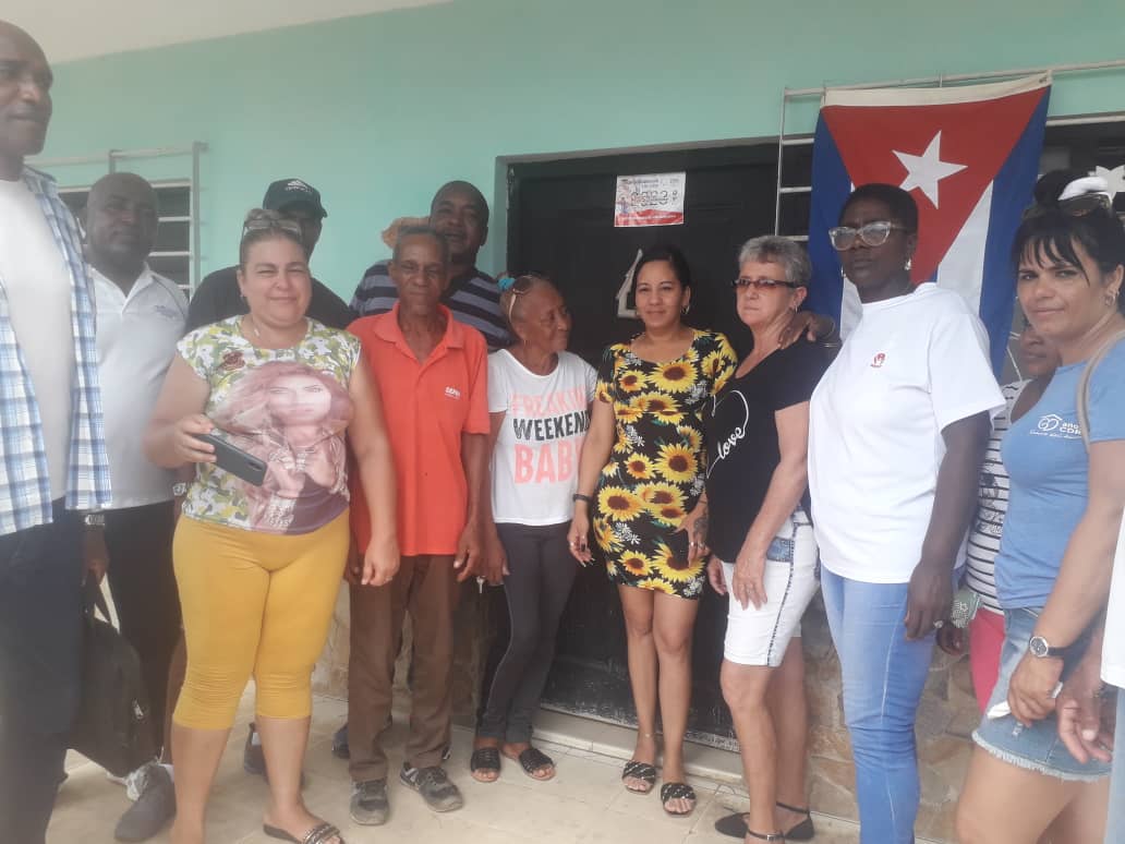 Los CDR de conjunto con el @Inder LosPalacios declararon la vivienda de la atleta REINIER VERA  MESA del  deporte Sofbol como CASA CENTROMAERICANA 2023. 
#ALaPatriaManosYCorazon .<a href="/CMontiller/">Osvaldo C. Vento Montiller</a> <a href="/CAMLosPalacios1/">CAM Los Palacios</a> <a href="/DaniellysSanch6/">Daniellys Sanchez</a> <a href="/YamileRamosCord/">Yamilé Ramos Cordero</a> <a href="/AmppLosPalacios/">Asamblea Municipal Del Poder Popular Los Palacios</a>