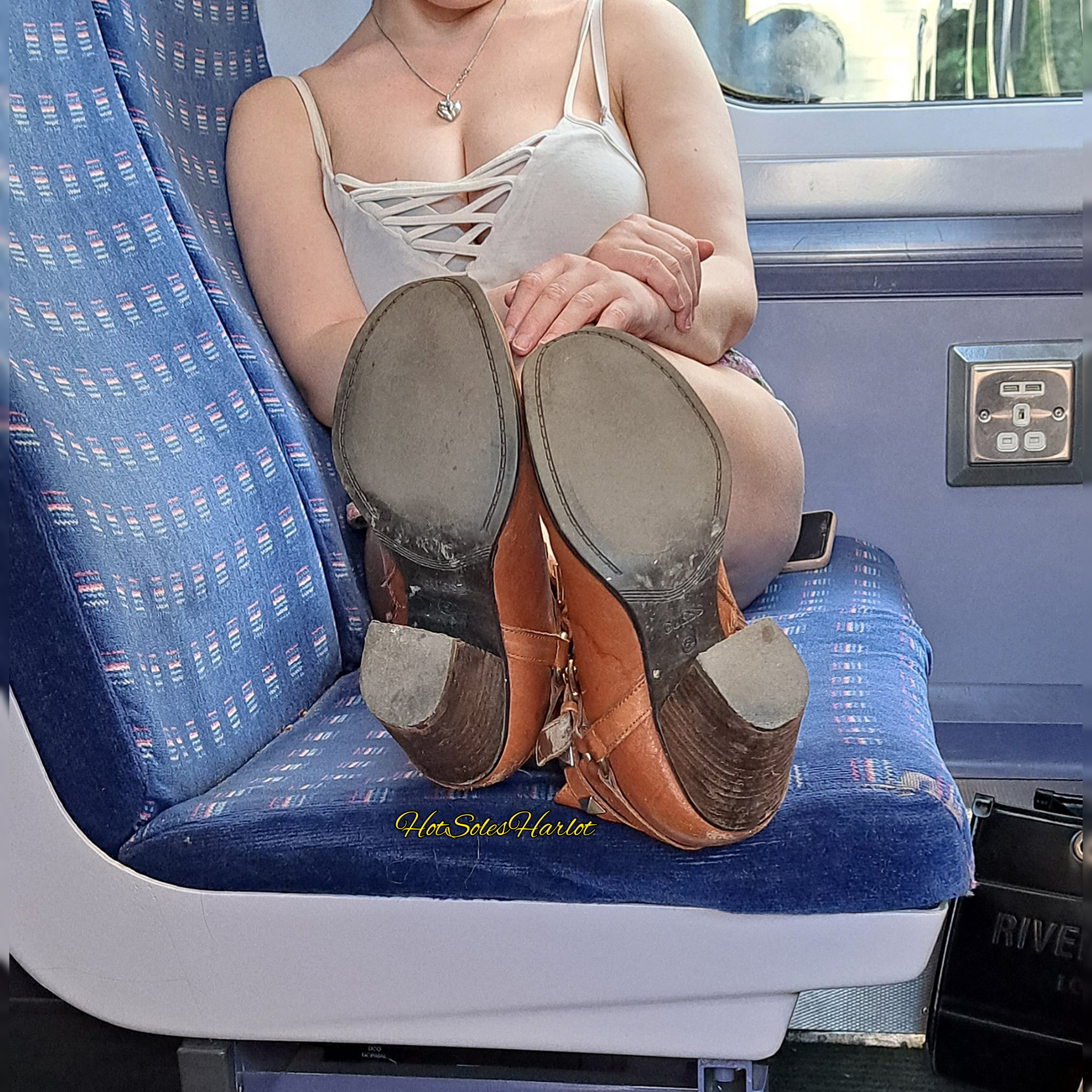 👣 𝓗𝓸𝓽 𝓢𝓸𝓵𝓮𝓼 𝓗𝓪𝓻𝓵𝓸𝓽 👣 on Twitter "Gotta love some soles on public