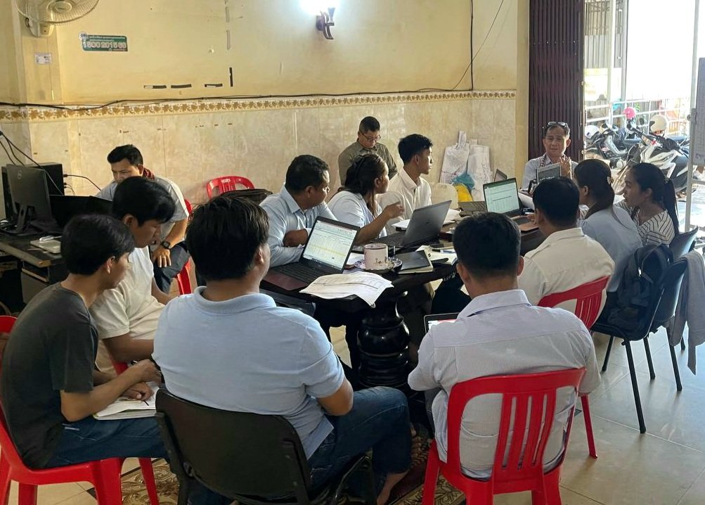 Meeting with commune agriculture facilitators to review their progress in working with farmers and to guide them on SRI principles.
#SRI