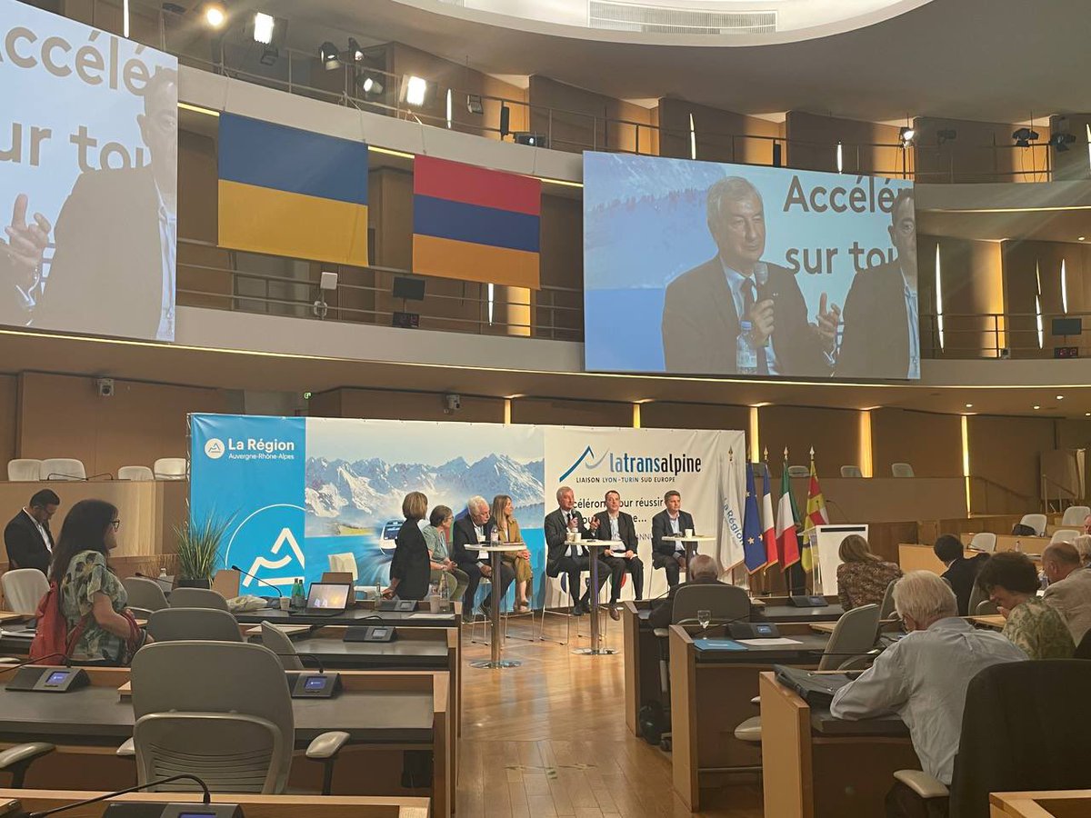 AnneBrugnera's tweet photo. Ce matin se tenait l’Assemblée Générale du comité #Transalpine pour le chantier de liaison #LyonTurin 🇫🇷🇪🇺🇮🇹
Un projet essentiel pour :
✅ connecter les grands réseaux ferroviaire 🔗
✅ relever les défis climatique 🌡️
✅ renforcer les relations trans frontalières 🤝 https://t.co/QAwK7Dv68p