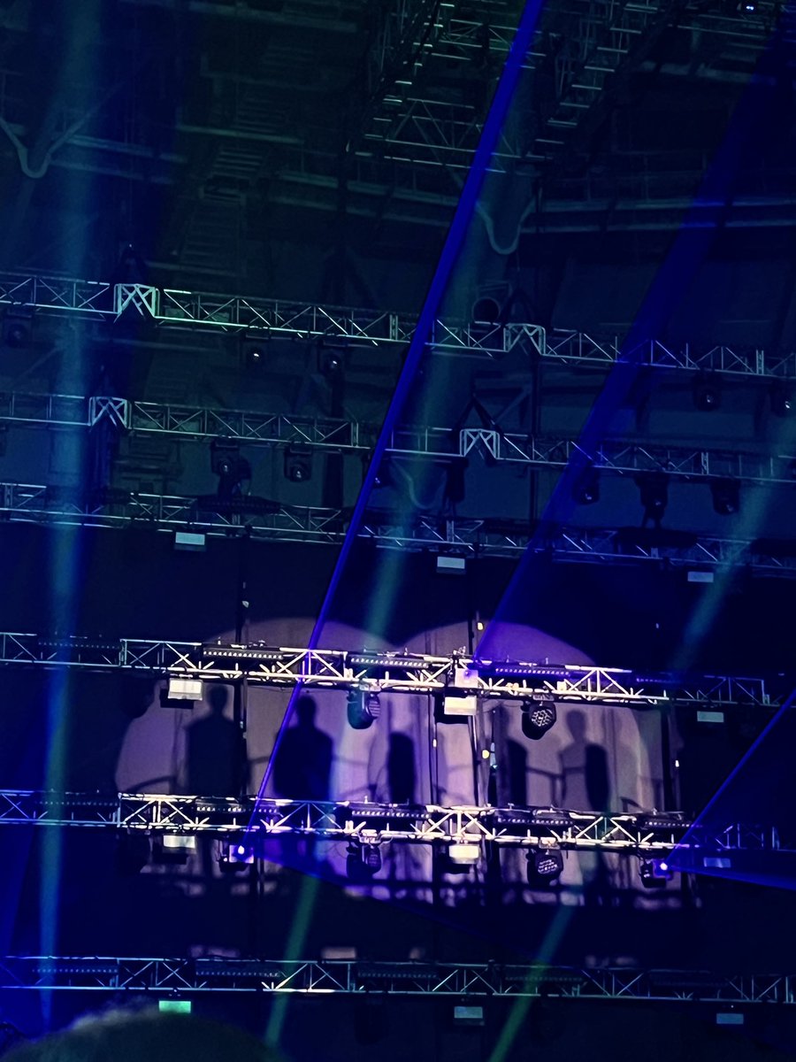 xodxnox's tweet photo. 얘들아 난 오프닝에 샤이니오빠들
냅다 위에 있어서 보이지도 않아서 
걍 앞에 봤는데 그 뒤에 그림자 .. 띠발
황출가님 진짜 미치셨어요 ? 
나 걍 ㅈㄴ엉엉 울었음 https://t.co/4KzAnVVQI3