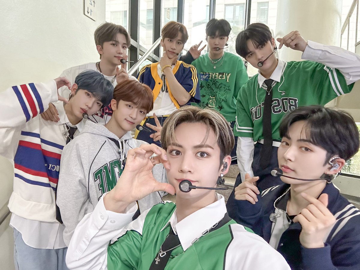 [📸] ✨230623 KBS2 #뮤직뱅크✨

간절히 바라던 시간은⏰
바로 바로 루네이트 무대 보는 시간😎🏁

간절히 바라던 시간을 완벽한 무대로🎮
행복하게 만들어준 루네이트 짱👍🏻💚

#루네이트 #LUN8 #CONTINUE
#WildHeart