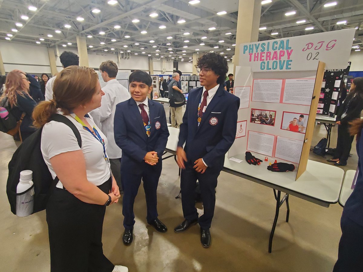 BlueStreakHOSA's tweet image. Gio &amp;amp; Javier are doing well answering questions to advisors and other members during the public display time!  #BlueStreakPride @harrisonburg_hs @hcpsnews @stemhhs