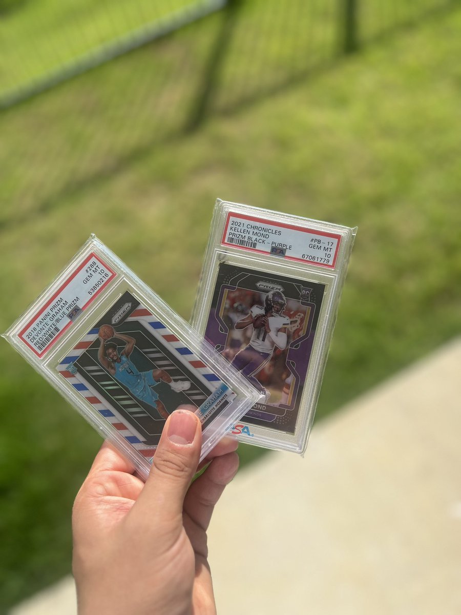 WE ARE CLOSING IN ON 1K FOLLOWERS!
•RETWEET
•TAG TWO FRIENDS 
•MAKE SURE YOU ARE FOLLOWING!
GIVING AWAY A TMALL PRIZM BOX a
AND TWO SLABS
DONT MISS OUT!🔫
#thehobby