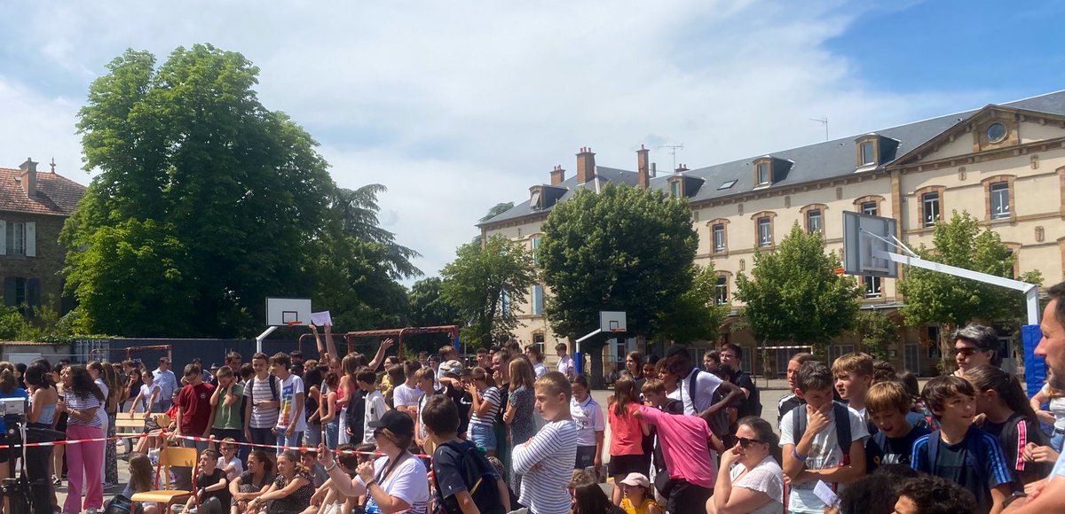College_Peguy03's tweet photo. Voilà c’est fini! Un dernier moment TS ensemble, @College_Peguy03 &amp; en rock! Merci à tous les parents qui nous ont rejoints!!! Téléphone,AC/DC Elvis… un peu de classiques avt de bonnes vacances !
Prenez soin de vous les petits ! @DSDEN_03 @acclermont @Allierdpt @delaume_laurent https://t.co/w3fSYcMJaW