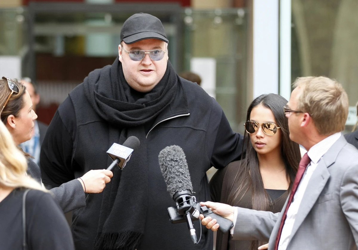 @Trollstoy88 I am absolutely sure that this man is trustworthy and knows what he is talking about....🙄

Picture: Kim Dotcom - yeah, there's a lot of him...