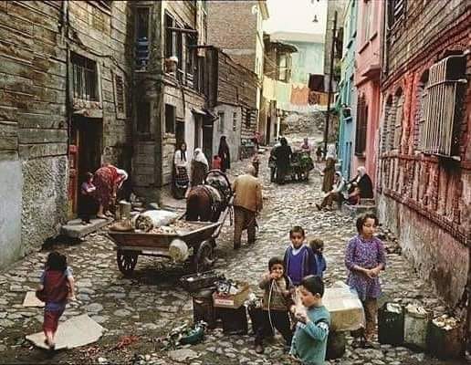 mywayTurkey's tweet photo. Biz ergen falan da olmadık. Bizim ergenliğimiz anamızın bir terliğine bakardı. Anında fabrika ayarlarımıza dönerdik😁. Anamızdan dayak yedik 😂. Aramızda ara sıra anasından dayak yiyip bu gün psikopat olan var mı?🥳 Hijyen kelimesi ile 30 yaşında tanıştım.++
#çocukolmak
#Flood https://t.co/w7Suiu2fhn