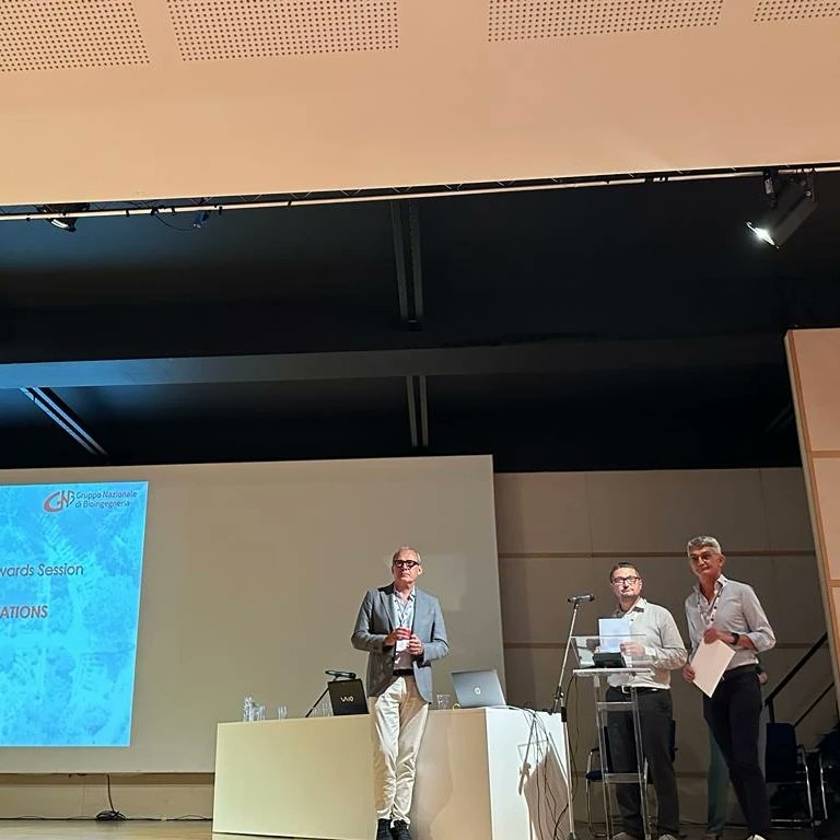 And the winner is Alessio Esposito!!! Alessio ha vinto il best oral presentation award con "Development of an analytical model to predict self-folding of 4D bioprinted scaffolds". Gli autori, oltre Alessio sono: Irene Chiesa, Claudia Dell’amico, Marco Onorati, e Carmelo De Maria.