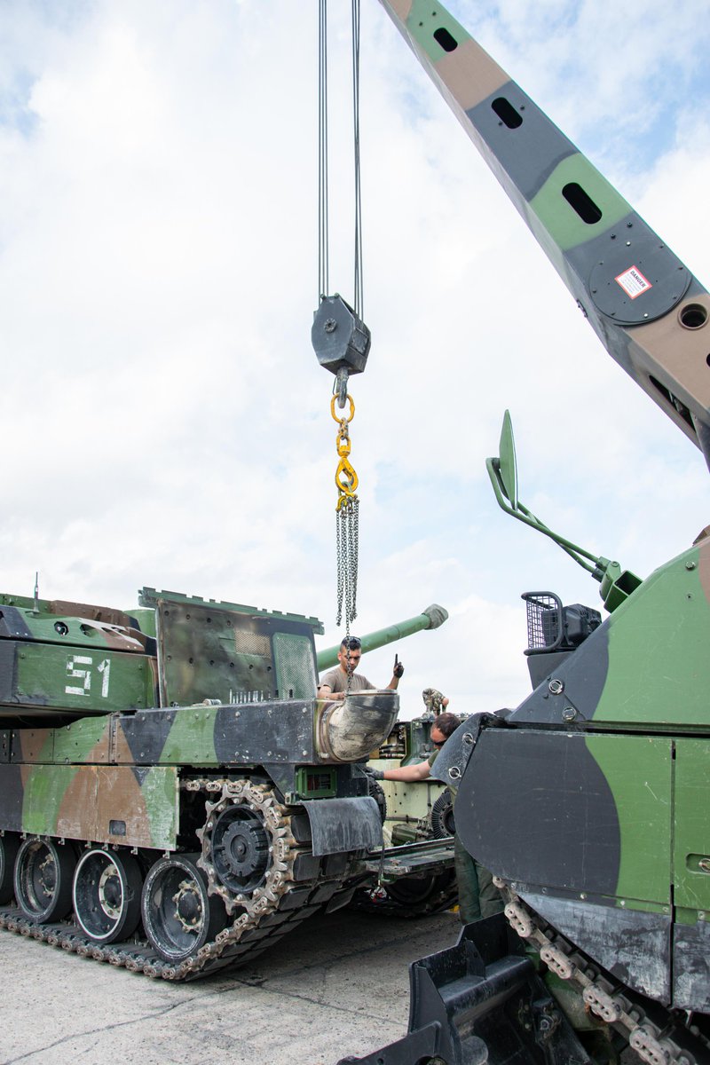 12eCUIRS's tweet image. Direction le parc à chars du @CDC94ri pour nos cuirassiers et leurs homologues belges ! 🇫🇷🇧🇪
Mécaniciens et tankistes s'affairent pour préparer nos blindés, qui enchaînent les activités depuis Orion ! 🔧⚙️
#JeCombatsJEntretiens #PrépaOps #MatosOps