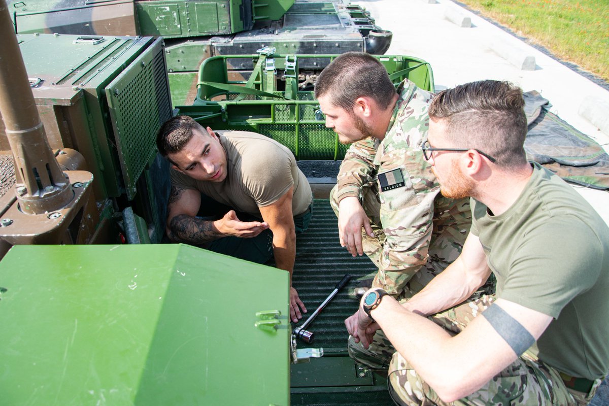 12eCUIRS's tweet image. Direction le parc à chars du @CDC94ri pour nos cuirassiers et leurs homologues belges ! 🇫🇷🇧🇪
Mécaniciens et tankistes s'affairent pour préparer nos blindés, qui enchaînent les activités depuis Orion ! 🔧⚙️
#JeCombatsJEntretiens #PrépaOps #MatosOps