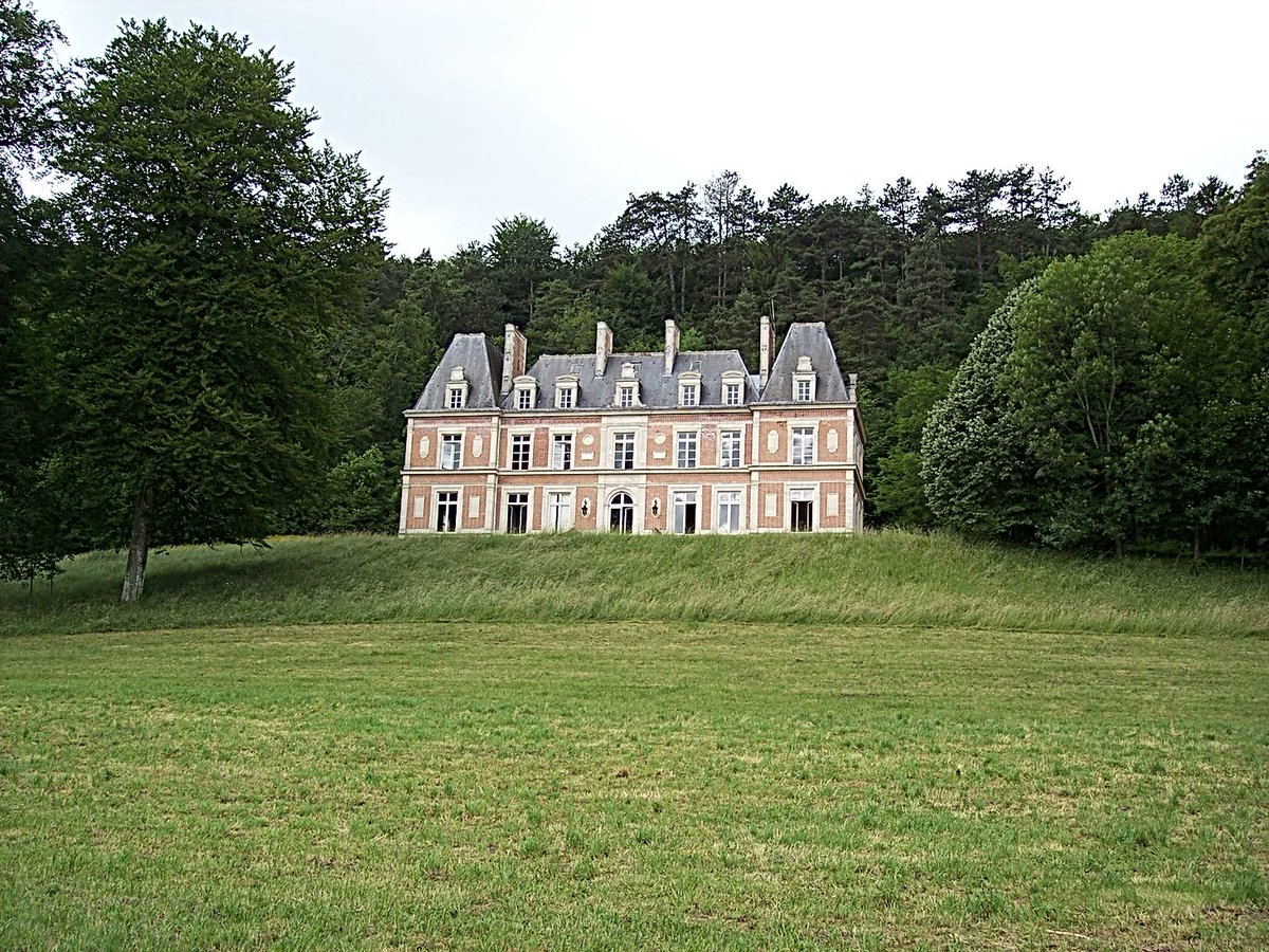 KeightMacLean's tweet photo. I'm going to be an Artist in Residence at the Chateaux Orquevaux in France for the month of November! That means any paintings you buy before then are going directly to helping me get ready for something really important for my career that's been on my bucket list for years! https://t.co/YJF2tDCh7J