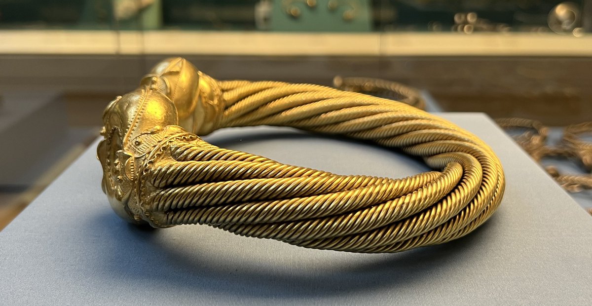 The Great Torc 
Described as one of the most elaborate gold objects of the ancient world, this Iron Age torc was discovered in 1950, in Snettisham, Norfolk, having been buried for around 2000 years. Weighing 1kg, it is made of of gold alloy,..(1/2)
📷May
#Archaeology #FindsFriday