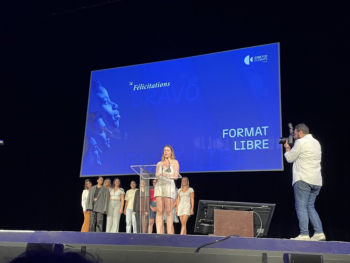 Nad_Alves's tweet image. Catégorie format libre du #ComForClimate de l’@espublicite au @LeGrandRex 
👉🏼 Olivier Bailloux, @saatchifrance 
et Cécile Granat de @HopscotchPR_ remettent le trophée à l’agence GreenActiv ♻️  !
#espublicite #comresponsable #RSE