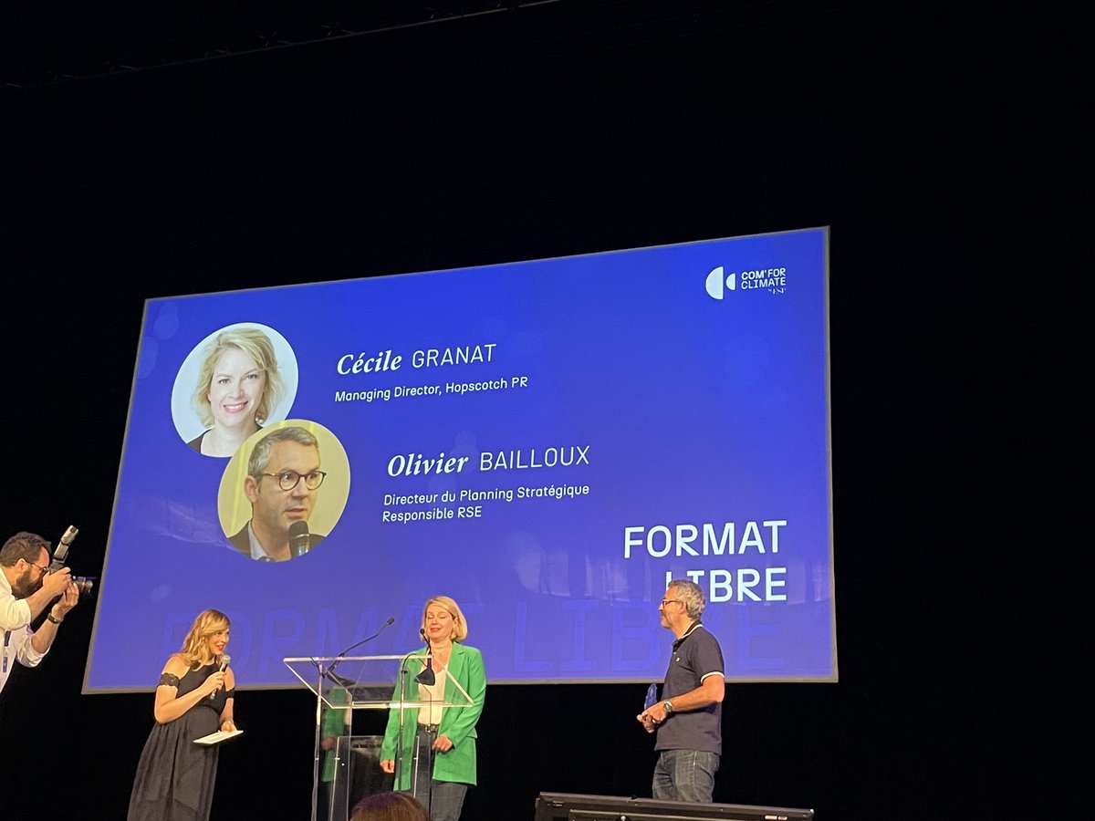 Nad_Alves's tweet image. Catégorie format libre du #ComForClimate de l’@espublicite au @LeGrandRex 
👉🏼 Olivier Bailloux, @saatchifrance 
et Cécile Granat de @HopscotchPR_ remettent le trophée à l’agence GreenActiv ♻️  !
#espublicite #comresponsable #RSE