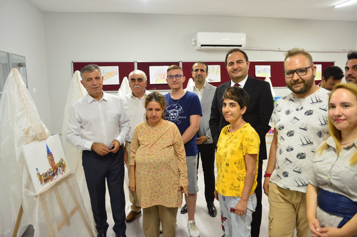 AdanaMem's tweet photo. İl Millî Eğitim Müdürümüz Sayın Yaşar KOÇAK,

🖼️ “Özel Yürekler Kurs Merkezleri”nin ilimizdeki temsilcisi Yüreğir HEM’e bağlı İstiklal İlkokulunda özel eğitim kursiyerlerimizin hazırladığı Resim Sergisi açılışına katıldı.

@tcmeb @Yusuf__Tekin @kocakysr https://t.co/XoEi3grkEI