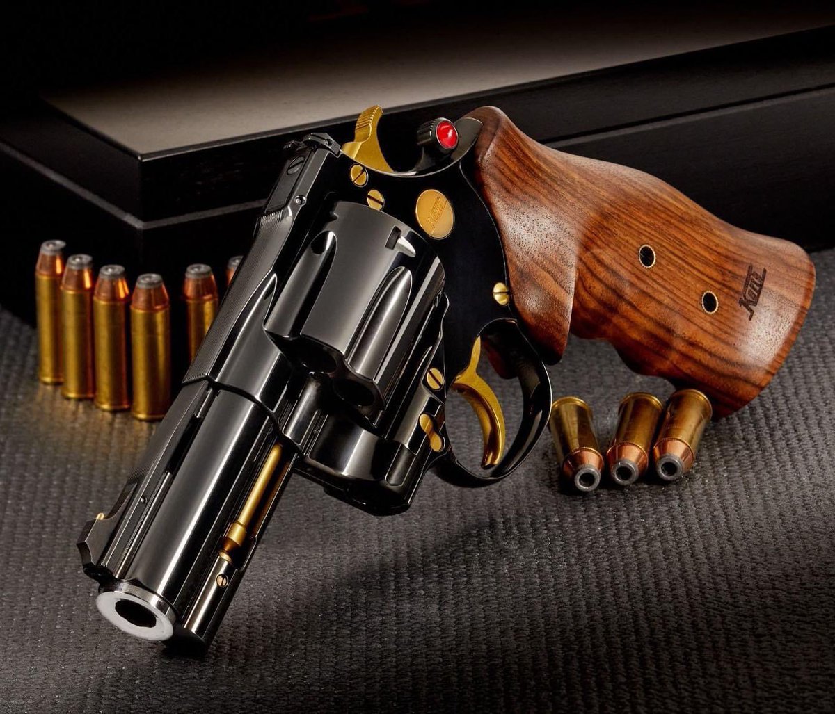 NighthawkCustom's tweet photo. The Korth Classic. Completely high polished with a black DLC finish and TiN medallion and small parts π€―
#Korth #KorthRevolver #KorthClassic #Revolver #WheelGun #WheelGuns #Revolvers #NighthawkCustom https://t.co/DtYmqg1PBq