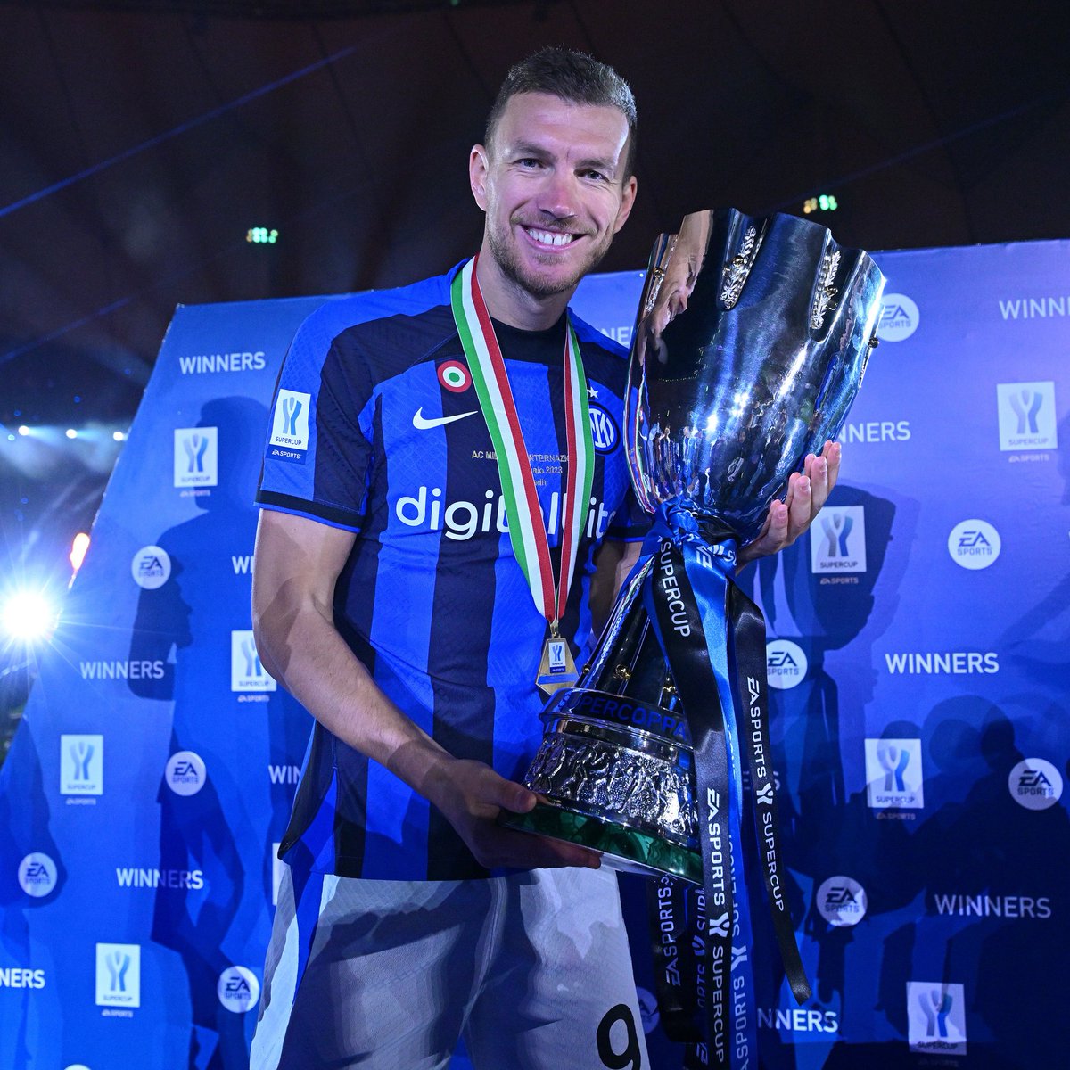 Inter's tweet photo. Il meglio del 🦢 in nerazzurro 📸

#ForzaInter https://t.co/wFsfGJpmf5