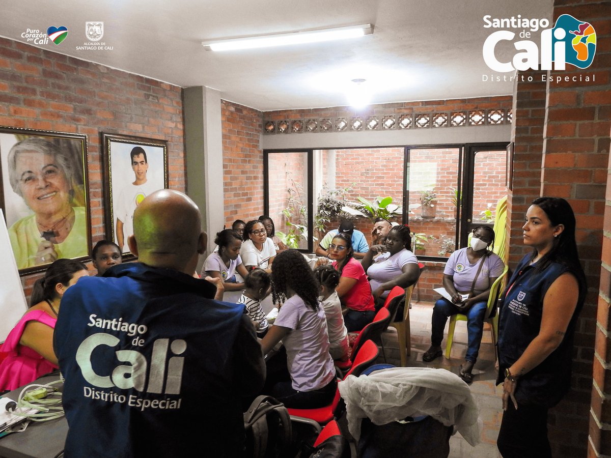 CarlosRojasPhD's tweet photo. Nuestro equipo tuvo un encuentro con mujeres que se forman como consejeras de familia y comunidad de Marroquín II, que estaría en la Localidad 5. Celebramos su voluntad para liderar sus proyectos en su territorio, lo que incentivamos especialmente con #CaliDistritoEspecial 💙💚❤️ https://t.co/Kasu6F5Cew