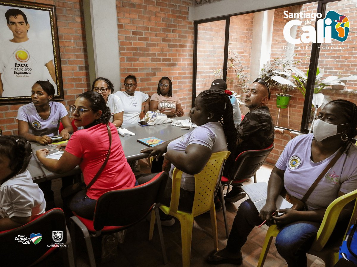 CarlosRojasPhD's tweet photo. Nuestro equipo tuvo un encuentro con mujeres que se forman como consejeras de familia y comunidad de Marroquín II, que estaría en la Localidad 5. Celebramos su voluntad para liderar sus proyectos en su territorio, lo que incentivamos especialmente con #CaliDistritoEspecial 💙💚❤️ https://t.co/Kasu6F5Cew