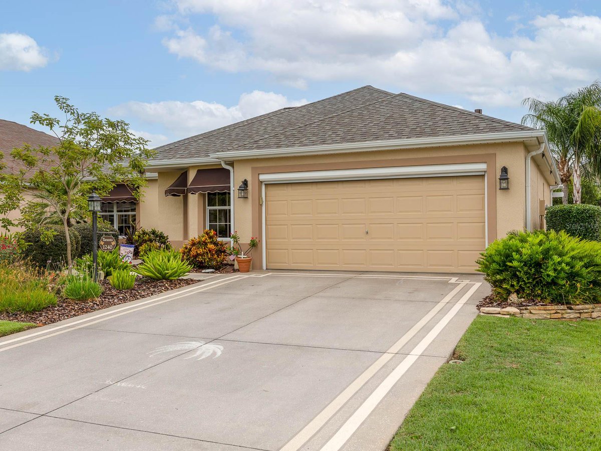 Check out our newest listing in #TheVillages! Tell us what you think!  #realestate tour.foxfirerealty.com/home/HFEWHX