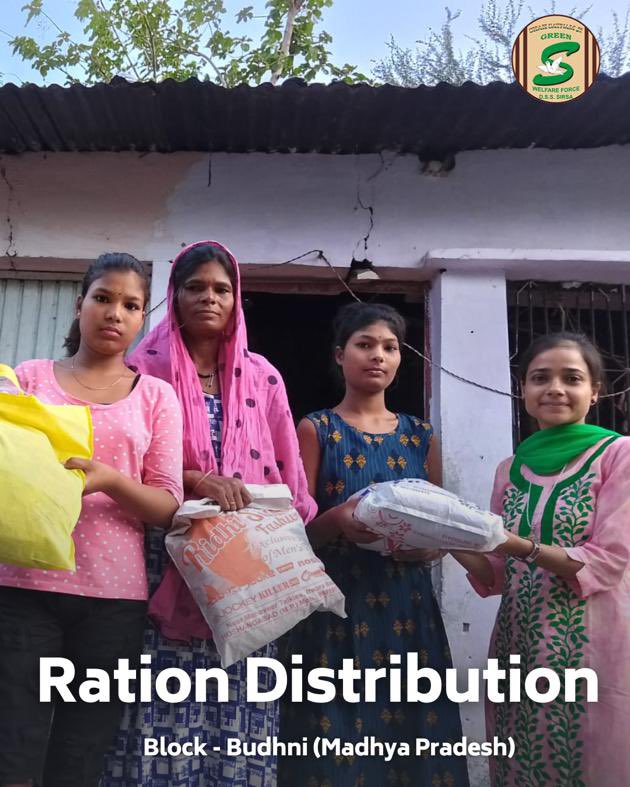 GreenSwelfares's tweet photo. The volunteers of #DeraSachaSauda are setting an example for us all in the field of service to humanity.
Their efforts have been inspiring and motivated others also to do their part in helping those around them. Glimpses of Food Distribution among needy! #FoodBank #FoodDistribution #Humanity