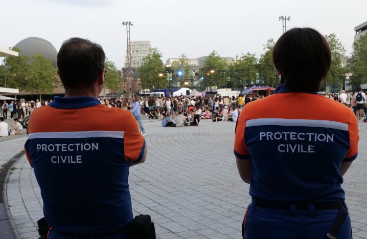 ProtecCivile35's tweet photo. 🎶 | #fetedelamusique
🎸 Qui dit fête de la musique, dit bien souvent un dispositif de secours pour les secouristes de la @ProtecCivilefr .
⛑️ À @metropolerennes la mairie sollicite la @CroixRouge35 et la @ProtecCivilefr avec le renfort du #SAMU35 #Rennes https://t.co/6QvshCPGT6