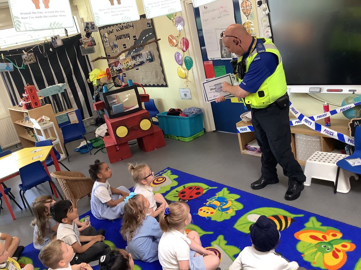 WednesfieldWMP's tweet photo. A great day last week at St Albans primary, where Reception Class met with our PCSO Ian. 
The class were also presented with Good Work certificates for their great work to solve where their class giraffe 🦒 had gone missing.
Found "Safe &amp; Well".
They also loved our police 🚔 👏 https://t.co/hSd01BV1dd