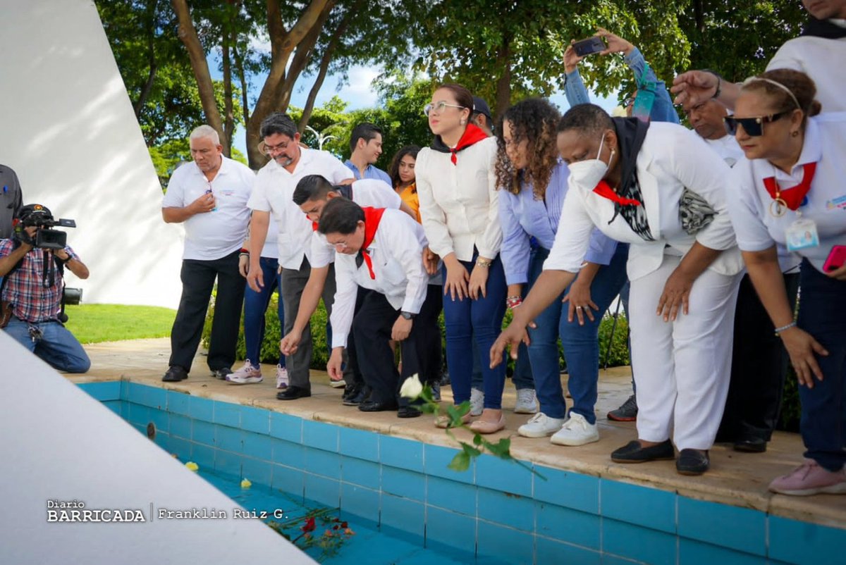 la_moralimpia's tweet photo. Cancillería de la República realiza entrega de ofrenda floral en conmemoración al nacimiento del #CdteCarlosVamosAdelante.

Fotografías: Franklin Ruiz  /// Diario Barricada
@corpav_m @WinstonJJ7 @ale_rusconi https://t.co/kBQUBkF2Qi