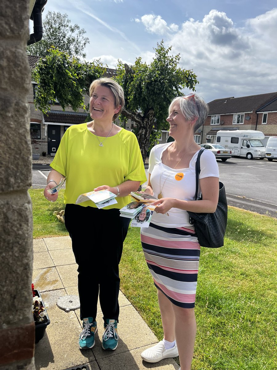 Lovely to be out speaking to people in Frome this sunny afternoon with <a href="/libdemdaisy/">Daisy Cooper MP 🔶</a>. ☀️🔶
