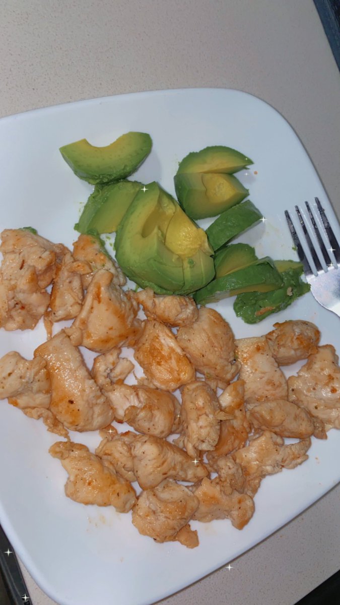 Breakfast jone mme le bo bonye guys? 😂 #chickenbreast the way I like it, #Avocado 🥑 😋