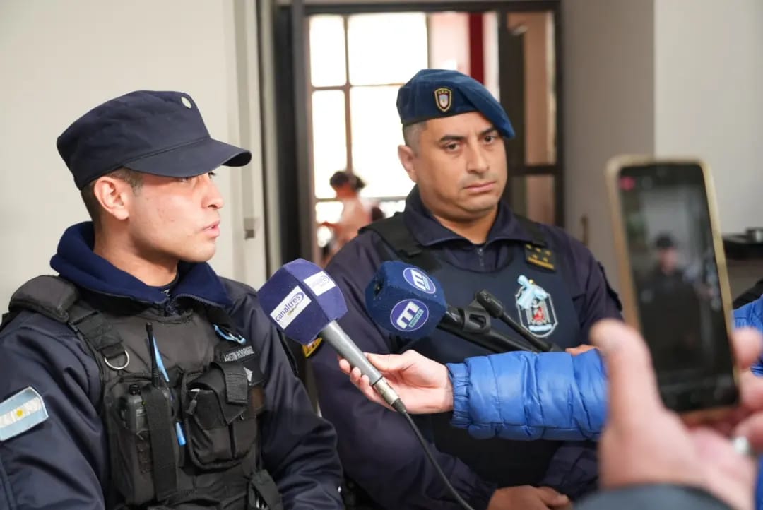 Hoy tuve el honor de reconocer a Agustín Rodríguez y Jesús Conti, dos valientes oficiales de la Policía de Mendoza. Su valor al rescatar a un vecino en peligro durante un incendio es inspiradora. Estoy orgulloso de contar con ellos en nuestra comunidad. ¡Gracias por su servicio!