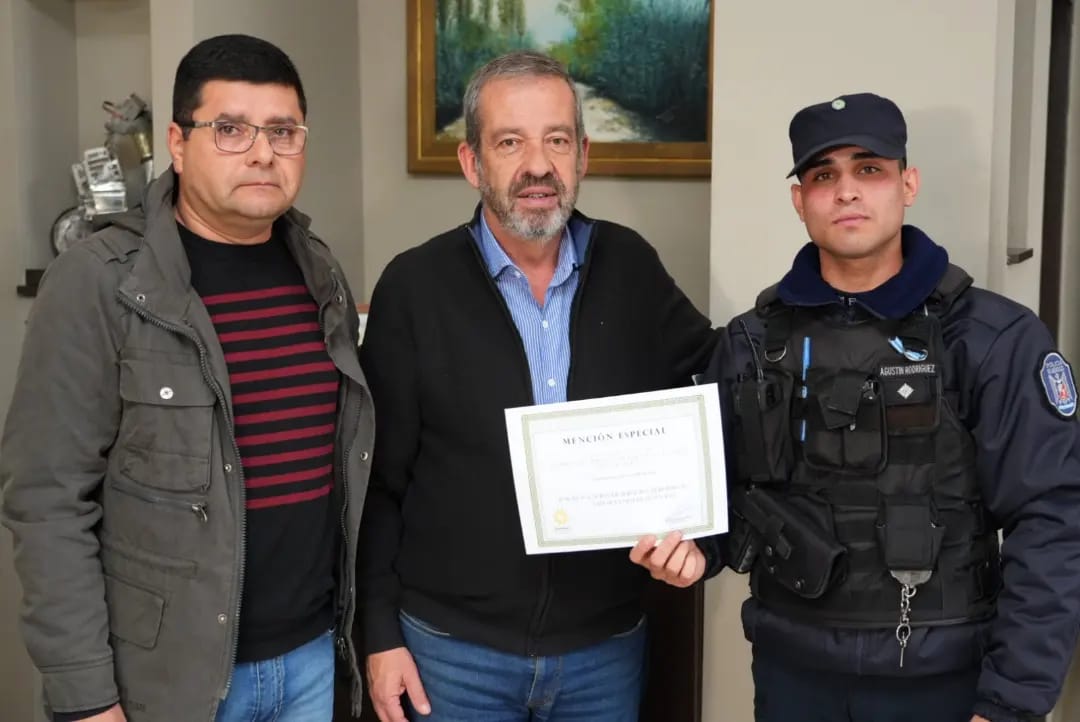 HectorRuizOk's tweet photo. Hoy tuve el honor de reconocer a Agustín Rodríguez y Jesús Conti, dos valientes oficiales de la Policía de Mendoza. Su valor al rescatar a un vecino en peligro durante un incendio es inspiradora. Estoy orgulloso de contar con ellos en nuestra comunidad. ¡Gracias por su servicio! https://t.co/mIcNvehDPZ