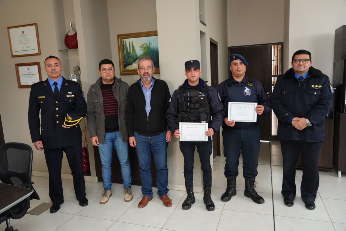 HectorRuizOk's tweet photo. Hoy tuve el honor de reconocer a Agustín Rodríguez y Jesús Conti, dos valientes oficiales de la Policía de Mendoza. Su valor al rescatar a un vecino en peligro durante un incendio es inspiradora. Estoy orgulloso de contar con ellos en nuestra comunidad. ¡Gracias por su servicio! https://t.co/mIcNvehDPZ