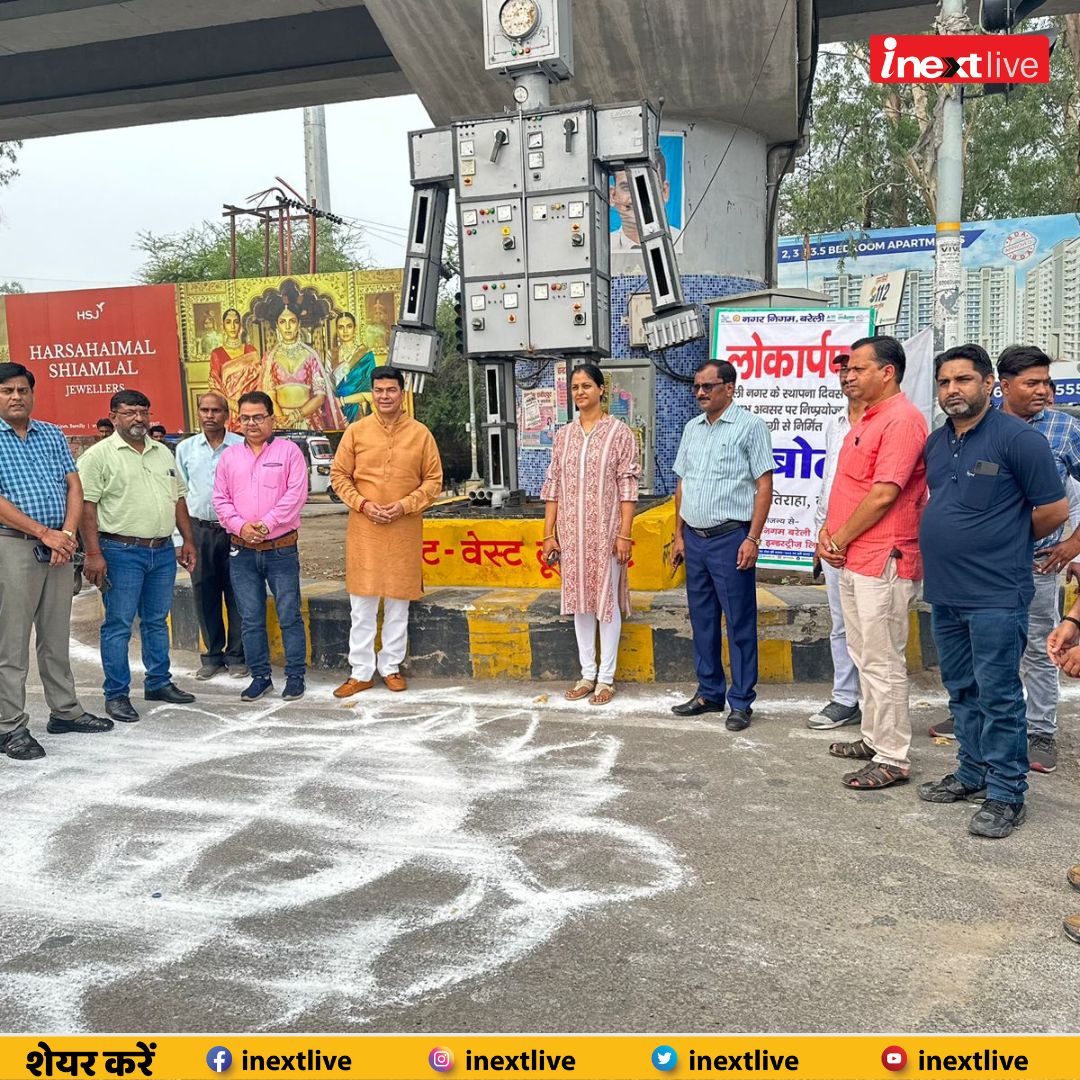 inextlive's tweet photo. #Bareilly नगर स्थापना दिवस के 3 दिवसीय कार्यक्रम में फ्राइडे को वेस्ट से बनीं आकृतियों का मेयर डॉ. उमेश गौतम ने  किया लोकार्पण। नगर निगम द्वारा  वेस्ट टू बेस्ट के तहत चौराहों पर लगाई हैैं आकृतियां

#BareillyNews @bareilly_nn @UmeshGautamBJP 

Via : @Bareillytweets https://t.co/ddm35UhgqC