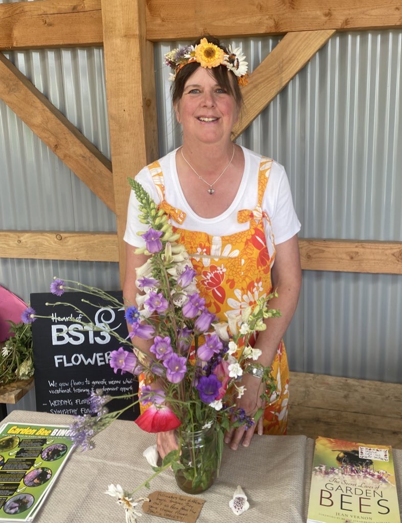TheGreenJeanie's tweet photo. It's midsummer &amp; peak #beeseason. 🐝My #buzzyevents continue, with @JekkasHerbFarm #HerbFest June 30/July 1 &amp; 2, then #beewalks #beetalks, plus 5 days @RHSWisley supporting @aardman #lloydoftheflies #minibeasthunt then Bristol Botanic Bee &amp; Polls Festival https://t.co/FGLrZock9M https://t.co/17EkNSmlDl