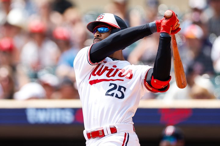 InsideSportIND's tweet image. Byron Buxton becomes the first player since 2015 to hit multiple 460-plus-foot home runs in the same game 🔥⚾

📸:- MLB 

#byronbuxton #minnesotatwins #MLB #Insidesport