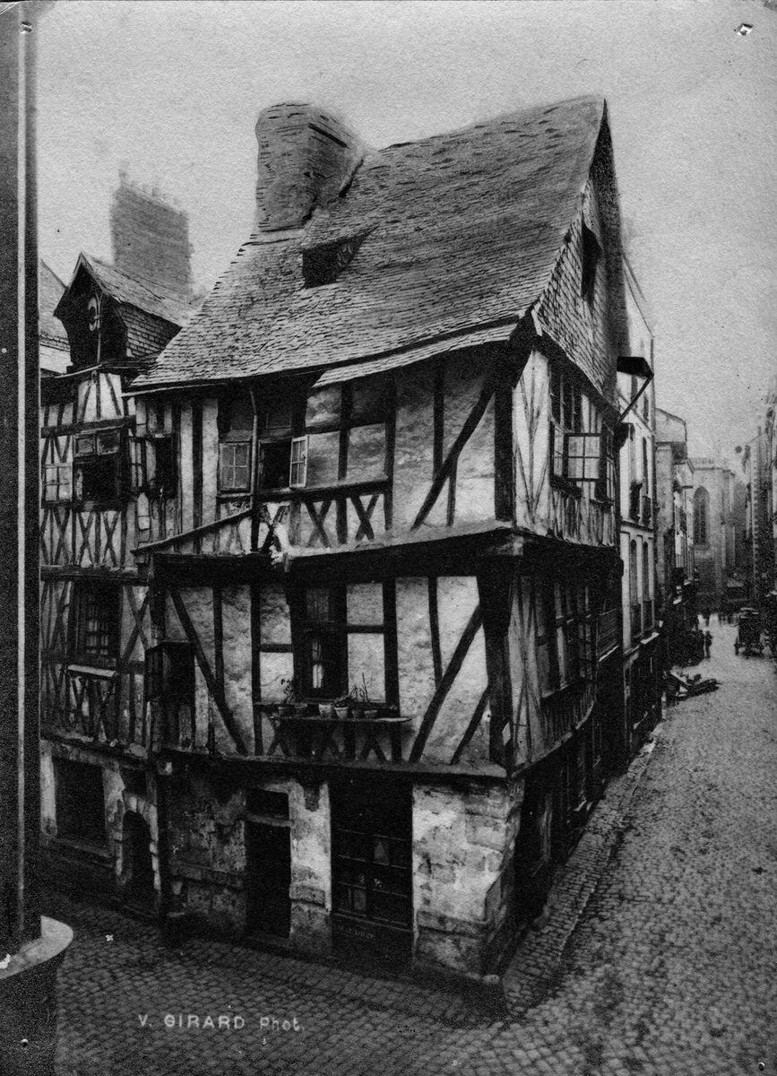 #Nantes vers 1900. Dans le dédale de la vieille ville, le caractère médiéval subsiste avec des rues comme celle de la Juiverie qui conservent presque intactes leurs maisons à colombages. Tout le quartier du #Bouffay fourmille de curiosités révélatrices d'une longue histoire.