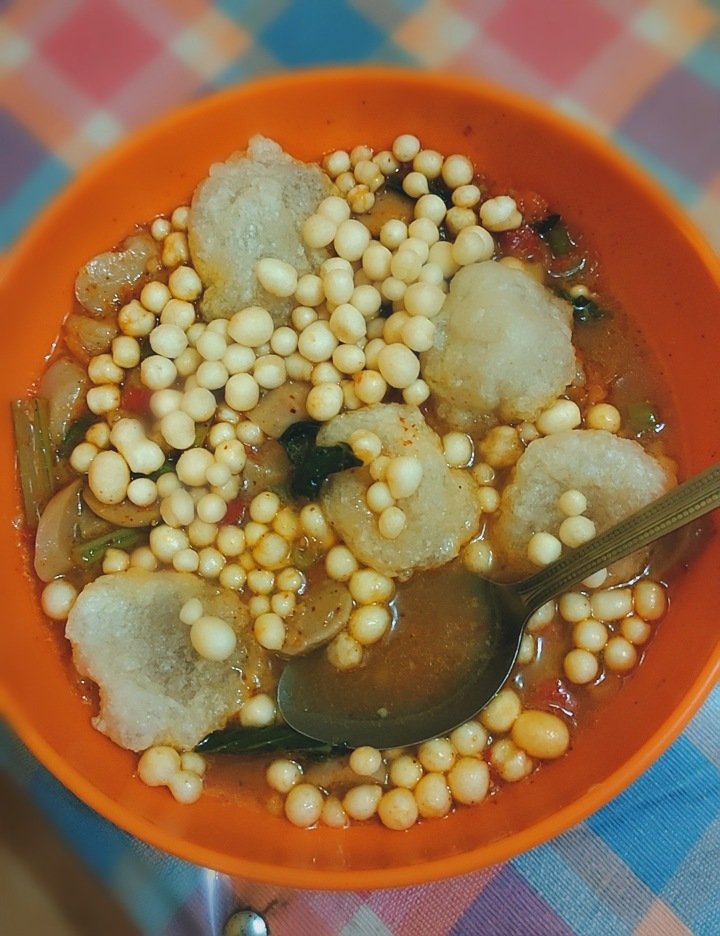CandyqueenMaria's tweet photo. Malem2 enak bgt ngemelin ini
Cireng kuah seblak "cireng goang"
Pedes, gurih, crispy, manis
Nagihh pke sukroo 😋😋
Yummm
#foodie #jajanansunda #streetfood #cireng #cirenggoang #spicyfood #taste #homade #cook #chewy #goang #cirenggoang #indonesianfood #indonesianstreetfood https://t.co/vz11jsmReR
