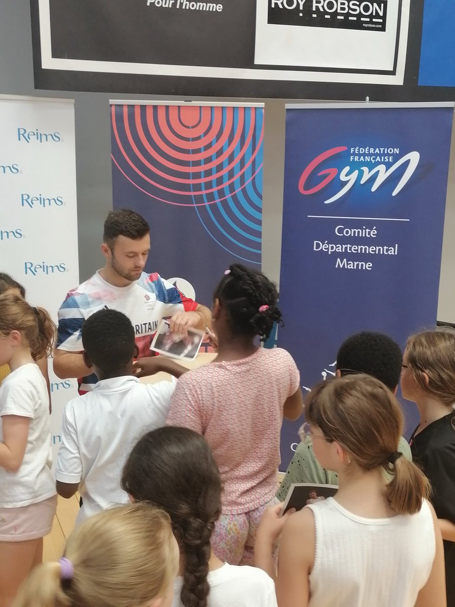 #JOP2024
Des élèves de la circonscription de Reims Est ont rencontré @GiarnniM de la <a href="/teamGB/">Team GB</a> 🇬🇧 au complexe René Tys #Reims.
Une initiation à la gym et des étoiles dans les yeux de ces athlètes en herbe.