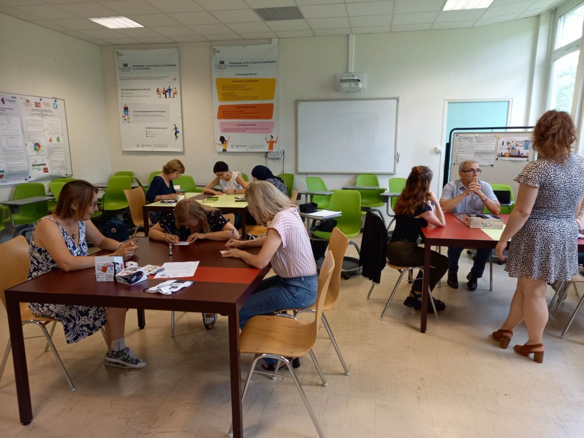 Pour finir les journées du Pédagolab, une dernière formation a eu lieu sur l'adaptation d'un jeu de société à son enseignement.
🙏Nous remercions l'ensemble des participants aux différents ateliers que nous avons proposés !
<a href="/elans_UP/">ELANS</a> <a href="/UnivPoitiers/">Université de Poitiers</a>