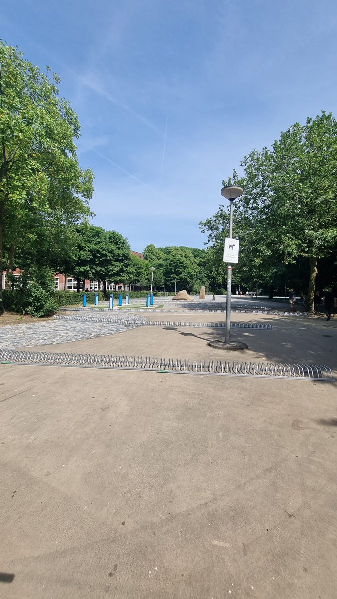 Ook het Javaplantsoen, speelplein van school en buurt, is overgenomen door het festival en volgestouwd met anti-kindversperringen. Zal vast ook kloppen met de APV volgens de gemeente. Weg met de publieke ruimte! #flevopark #stadsdeeloost