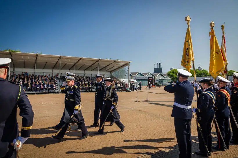 Ray15Kramer's tweet image. Vanmorgen aanwezig bij de beëdiging van de officieren @kon_marine op het KIM in Den Helder. Mooi ceremonie waar ruim 70 officieren de eed of belofte hebben afgelegd. Ook namens de Faculteit Militaire Wetenschappen allemaal van harte gefeliciteerd! 👍🏻@FMW_NLDA @NLDA_DOSCO