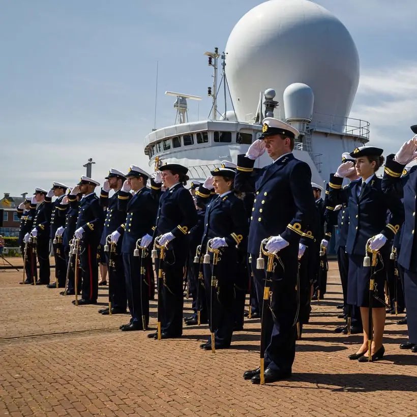 Ray15Kramer's tweet image. Vanmorgen aanwezig bij de beëdiging van de officieren @kon_marine op het KIM in Den Helder. Mooi ceremonie waar ruim 70 officieren de eed of belofte hebben afgelegd. Ook namens de Faculteit Militaire Wetenschappen allemaal van harte gefeliciteerd! 👍🏻@FMW_NLDA @NLDA_DOSCO